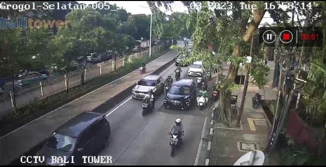 Screenshot CCTV menunjukkan kondisi lalu lintas di sejumlah ruas jalan di Jakarta pada Selasa (7/3/2023) via Molecool