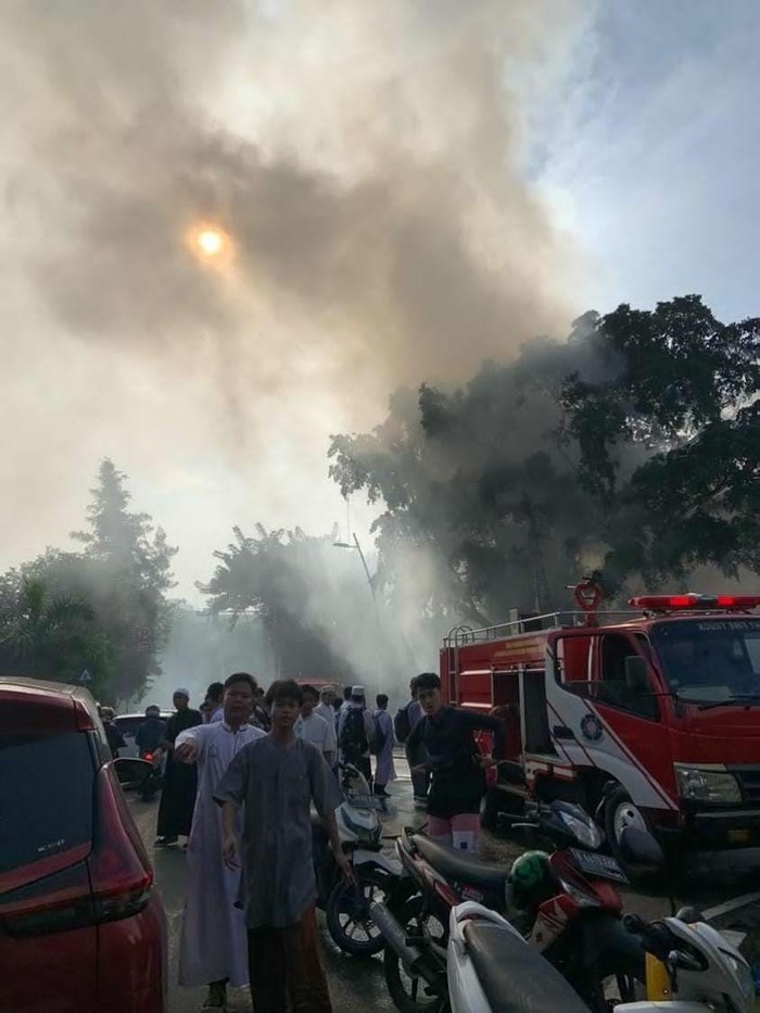 Sejumlah bangunan di Jakbar terbakar. Kebakaran itu terjadi di samping SMAN 112 Jakarta. Siswa berhamburan saat api dari kebakaran tersebut menyala besar. (Instagram @tiarbaba)