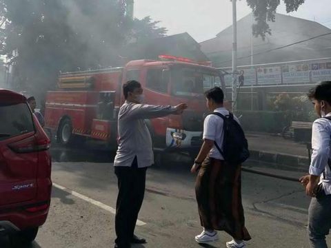 Sejumlah bangunan di Jakbar terbakar. Kebakaran itu terjadi di samping SMAN 112 Jakarta. Siswa berhamburan saat api dari kebakaran tersebut menyala besar. (Instagram @tiarbaba)