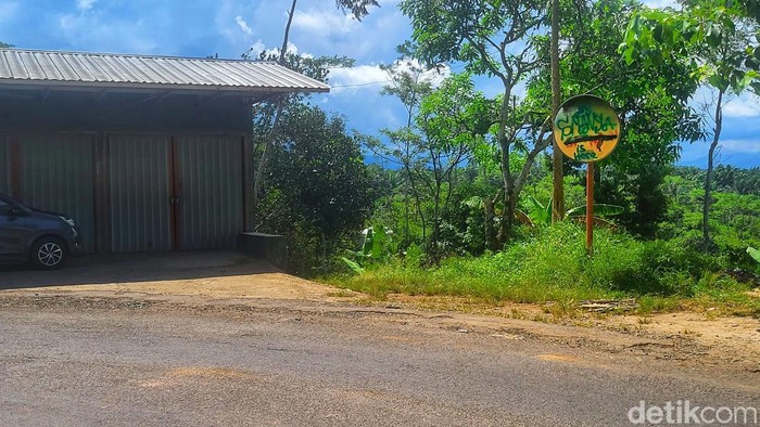 Sejumlah rambu lalu lintas di jalur alternatif Cikidang, Kabupaten Sukabumi, dikeluhkan warga.