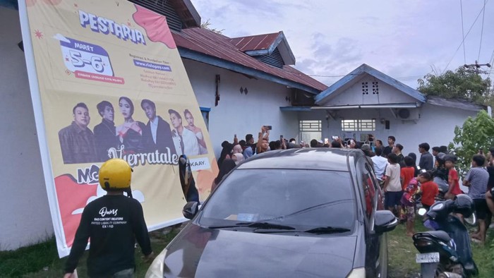 Sekretariat panitia Pestaria Fest di Palopo, Sulawesi Selatan dipadati warga yang meminta pengembalian uang tiket.