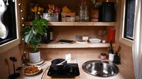 Penampakan dapur di rumah mungil Marshall.  