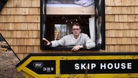 Harrison Marshall mendirikan rumah di tempat sampah yang diadaptasi secara khusus di sebidang rumput di Bermondsey, London selatan, sebulan yang lalu. Dia menjelaskan bahwa itu adalah satu-satunya cara baginya untuk hidup di daerah pusat dekat tempat dia bekerja.