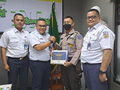 Seorang petugas satpam KRL mengembalikan amplop berisi uang milik penumpang. KAI Service memberi penghargaan (award) untuk satpam bernama Edwin Mulyadi itu. (dok KAI Services)