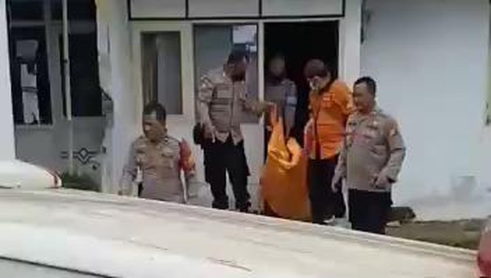 Seorang wanita di Kabupaten Bandung ditemukan tewas di rumahnya.