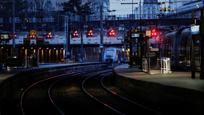 Empty platforms at the Saint-Lazare train station during a nationwide day of strike and protests against the French government's pension reform plan, with heavy disruption on French SNCF railway and the Paris transport RATP networks, in Paris, France, March 7, 2023. REUTERS/Benoit Tessier