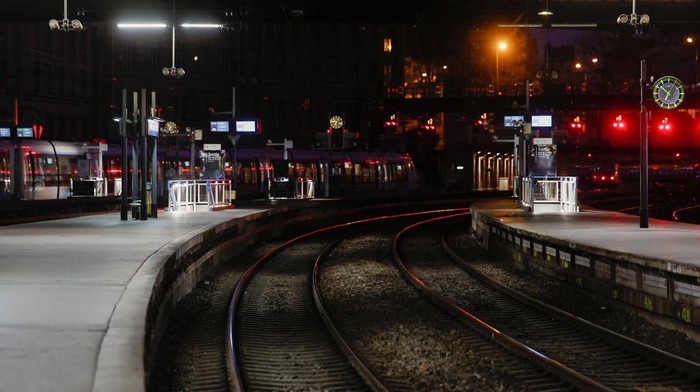 Empty platforms at the Saint-Lazare train station during a nationwide day of strike and protests against the French government's pension reform plan, with heavy disruption on French SNCF railway and the Paris transport RATP networks, in Paris, France, March 7, 2023. REUTERS/Benoit Tessier