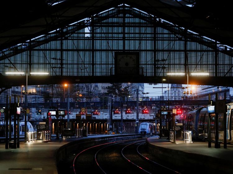 Stasiun hingga Sekolah di Prancis Tutup Buntut Demo Tolak Aturan Pensiun