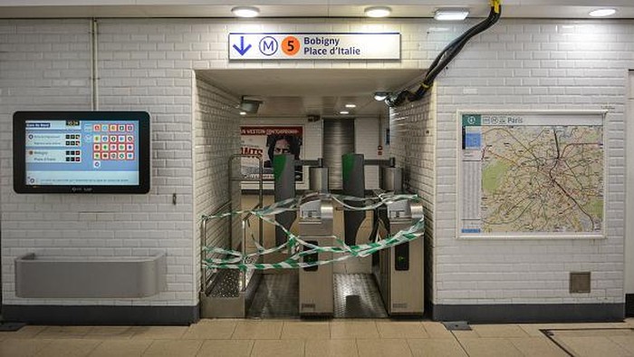 Stasiun hingga Sekolah di Prancis 'Tutup' Buntut Demo Tolak Aturan Pensiun PARIS, FRANCE - MARCH 7: A photo shows a closed subway station at the Gare du Nord train station in Paris on March 7, 2023, as employees hold a strike against French President's plan to raise the legal retirement age from 62 to 64. (Photo by Firas Abdullah/Anadolu Agency via Getty Images)