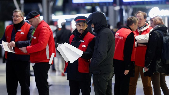 Empty platforms at the Saint-Lazare train station during a nationwide day of strike and protests against the French governments pension reform plan, with heavy disruption on French SNCF railway and the Paris transport RATP networks, in Paris, France, March 7, 2023. REUTERS/Benoit Tessier