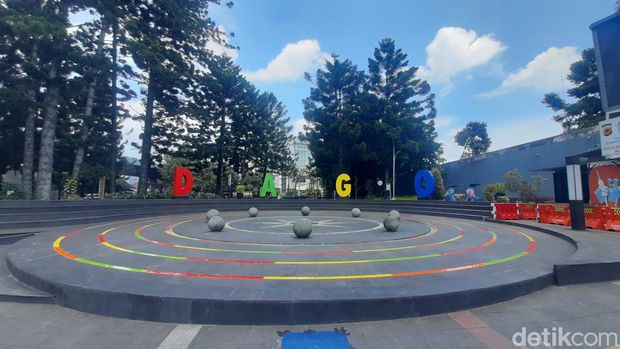 Taman Cikapayang di Kota Bandung. Taman Cikapayang di Kota Bandung.