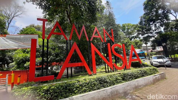 Mencari Sejuk dan Ketenangan di Taman Lansia Bandung