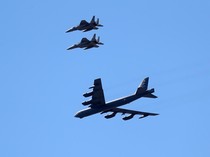 Timur Tengah Kian Panas, AS Siagakan Pesawat Pengebom di Qatar