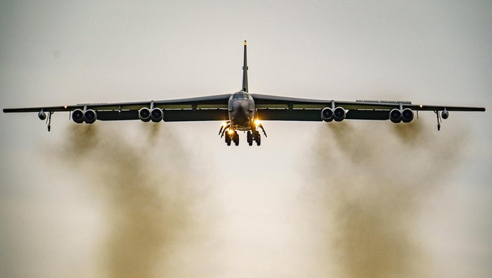 Amerika Serikat memiliki pesawat pengebom B-52. Pesawat itu sempat terbang di Semenanjung Korea hingga membuat Korut berang. Ini penampakan pesawatnya.