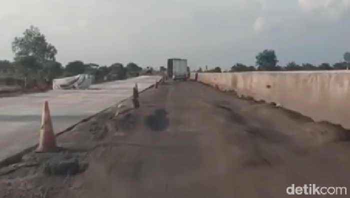 Tangkapan layar video viral soal kondisi ruas Tol Kayuagung-Palembang yang rusak berat.