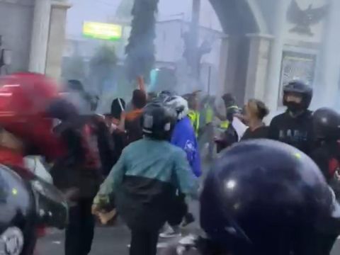 Tawuran pesilat di Nganjuk, Jawa Timur terjadi pada Minggu, 5 Maret 2023 pagi. Aksi lempar batu antar pesilat itu merusak belasan rumah warga.