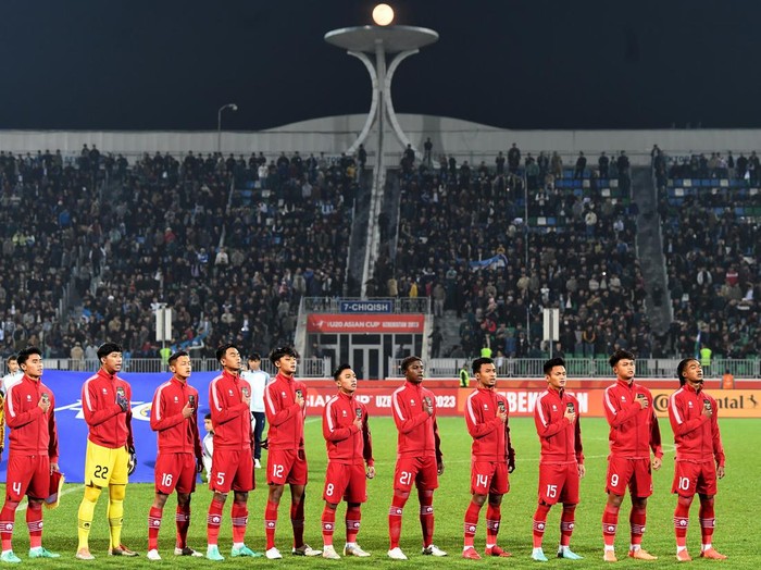 Pesepak bola Timnas U-20 Indonesia menyanyikan lagu Indonesia Raya sebelum bertanding dalam laga terakhir Grup A Piala Asia U-20 menghadapi Timnas U-20 Uzbekistan di Stadion Istiqlol, Fergana, Uzbekistan, Selasa (7/3/20230). ANTARA FOTO/Sigid Kurniawan/tom.