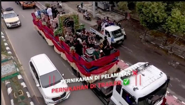 Truk Container dijadikan pelaminan pernikahan.