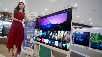 Mengoptimalkan benar kemampuan istimewa pada panel OLED evo yang dibawanya ini, LG Posé yang hadir dengan bentang layar 55 inci dalam resolusi 4K ini. Didukung dapur pacu LG Alpha 9 Gen 5 sebagai prosesor pintar terbaru LG. Dolby Atmos, Dolby Vision dan keberadaan HDMI 2.1 pun hadir melengkapi seluruh kemampuannya menjadi pusat hiburan keluarga dalam rumah.