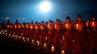 Ratusan Biksu beribadah di Kuil Wat Phra Dhammakaya di Bangkok, Thailand.