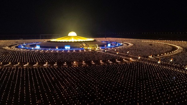 Upacara keagamaan ini pun menjadi salah satu yang terbesar di Thailand karena banyaknya umat Buddha yang tinggal di wilayah Gajah Putih. Upacara keagamaan ini pun menjadi salah satu yang terbesar di Thailand karena banyaknya umat Buddha yang tinggal di wilayah Gajah Putih.