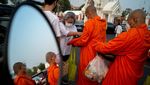 Umat Buddha di Thailand Rayakan Hari Makha Bucha