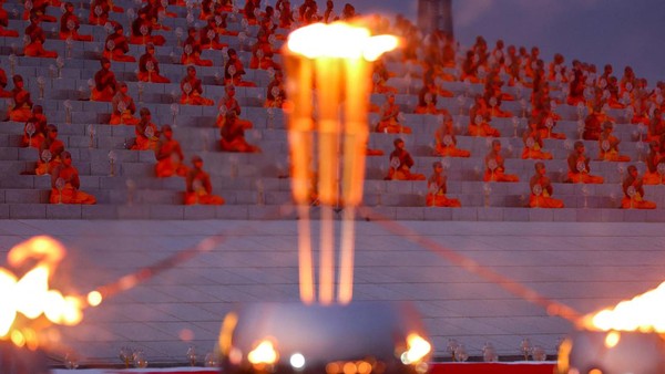 Ribuan orang berbaju putih dan biksu berjubah kuning kunyit berjalan di sekitar stupa suci Kuil Dhammakaya dekat Bangkok, memegang lilin dan melantunkan doa dalam bahasa Pali, bahasa kitab suci Buddha. Ribuan orang berbaju putih dan biksu berjubah kuning kunyit berjalan di sekitar stupa suci Kuil Dhammakaya dekat Bangkok, memegang lilin dan melantunkan doa dalam bahasa Pali, bahasa kitab suci Buddha.