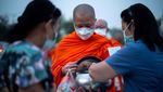Umat Buddha di Thailand Rayakan Hari Makha Bucha