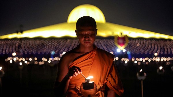Perayaan Hari Makha Bucha merupakan salah satu upacara keagamaan yang diselenggarakan oleh umat Buddha di dunia, termasuk di Thailand. Perayaan Hari Makha Bucha merupakan salah satu upacara keagamaan yang diselenggarakan oleh umat Buddha di dunia, termasuk di Thailand.