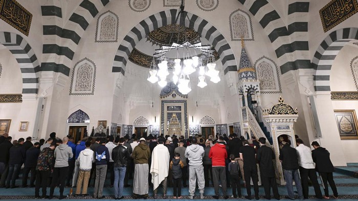 Umat Islam di AS Memperingati Lailatul Barat di Malam Nisfu Syaβban MARYLAND, UNITED STATES - MARCH 06: People perform prayer at Diyanet Center during Lailat al-Barat in Maryland, United States on March 06, 2023. (Photo by Celal Gunes/Anadolu Agency via Getty Images)