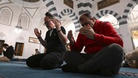 Lailatul Barat dianggap sebagai malam pengampunan dan keselamatan.
