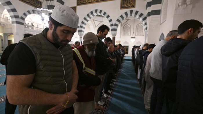 MARYLAND, UNITED STATES - MARCH 06: People perform prayer at Diyanet Center during Lailat al-Barat in Maryland, United States on March 06, 2023. (Photo by Celal Gunes/Anadolu Agency via Getty Images)