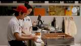 Tampil di Jinnys Kitchen, V BTS Jadi Pelayan di Restoran