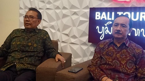 Wakil Ketua PHRI Bali I Gusti Ngurah Rai Suryawijaya dan Kepala Dinas Pariwisata Bali Tjok Bagus Pemayun di Kantor Dinas Pariwisata Bali, Jalan Letjen S Parman, Denpasar, Bali, Selasa (7/3/2023).