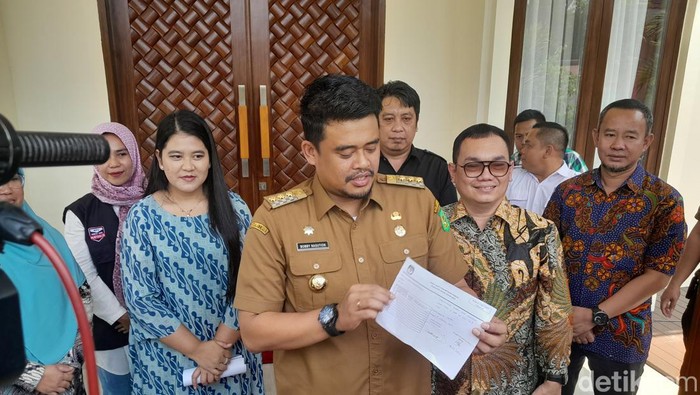 Wali Kota Medan Bobby Nasution  saat memberikan keterangan pers usai dicoklit (Nizar Aldi/detikSumut)