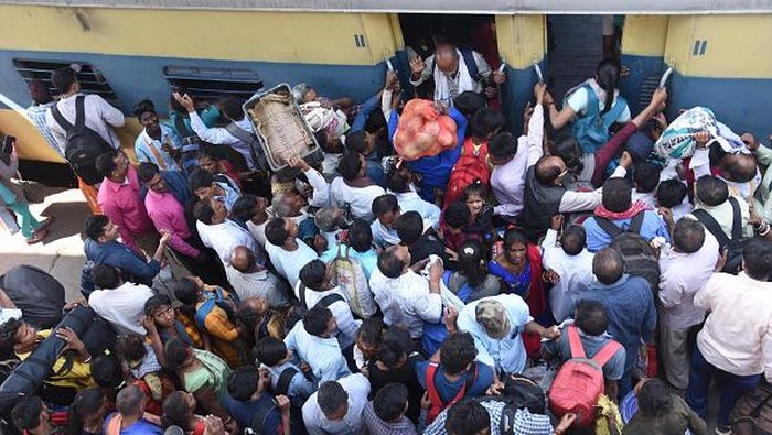 Warga India Berebut Naik Kereta untuk Rayakan Festival Holi PATNA, INDIA - MARCH 6: Heavy rush of passengers gather for board train to reach their home town at Patna Junction ahead of Holi festival on March 6, 2023 in Patna, India. With Holi just around the corner, large crowds of people from all across the nation are rushing to be in their hometowns to celebrate the Hindu festival. The railways has deployed quick response team (QRT) of RPF at the Patna Junction, Rajendra Nagar Terminal and Danapur station to tackle emergency situation during Holi rush.(Photo by Santosh Kumar/Hindustan Times via Getty Images)