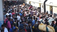 Kerumunan besar terjadi di sejumlah stasiun di India saat orang-orang bersamaan pulang kampung untuk merayakan Festival Holi.  