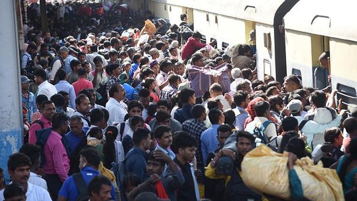 Warga India Berebut Naik Kereta untuk Rayakan Festival Holi PATNA, INDIA - MARCH 6: Heavy rush of passengers gather for board train to reach their home town at Patna Junction ahead of Holi festival on March 6, 2023 in Patna, India. With Holi just around the corner, large crowds of people from all across the nation are rushing to be in their hometowns to celebrate the Hindu festival. The railways has deployed quick response team (QRT) of RPF at the Patna Junction, Rajendra Nagar Terminal and Danapur station to tackle emergency situation during Holi rush.(Photo by Santosh Kumar/Hindustan Times via Getty Images)
