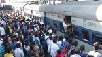 Warga India Berebut Naik Kereta untuk Rayakan Festival Holi