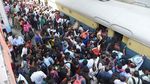 Warga India Berebut Naik Kereta untuk Rayakan Festival Holi
