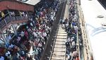 Warga India Berebut Naik Kereta untuk Rayakan Festival Holi