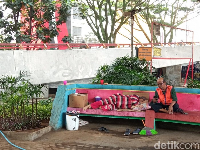 Warga tengah beristirahat di Taman Jomblo Bandung.