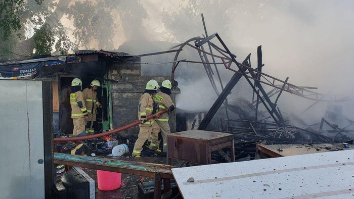 Warung makan hingga bengkel di Meruya, Kembangan, Jakarta Barat (Jakbar), hangus terbakar. Kebakaran itu diduga akibat korsleting listrik. (Instagram @humasjakfire)