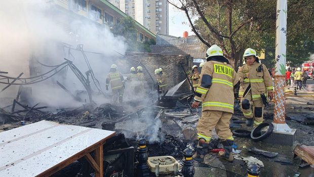 Warung makan hingga bengkel di Meruya, Kembangan, Jakarta Barat (Jakbar), hangus terbakar. Kebakaran itu diduga akibat korsleting listrik. (Instagram @humasjakfire)