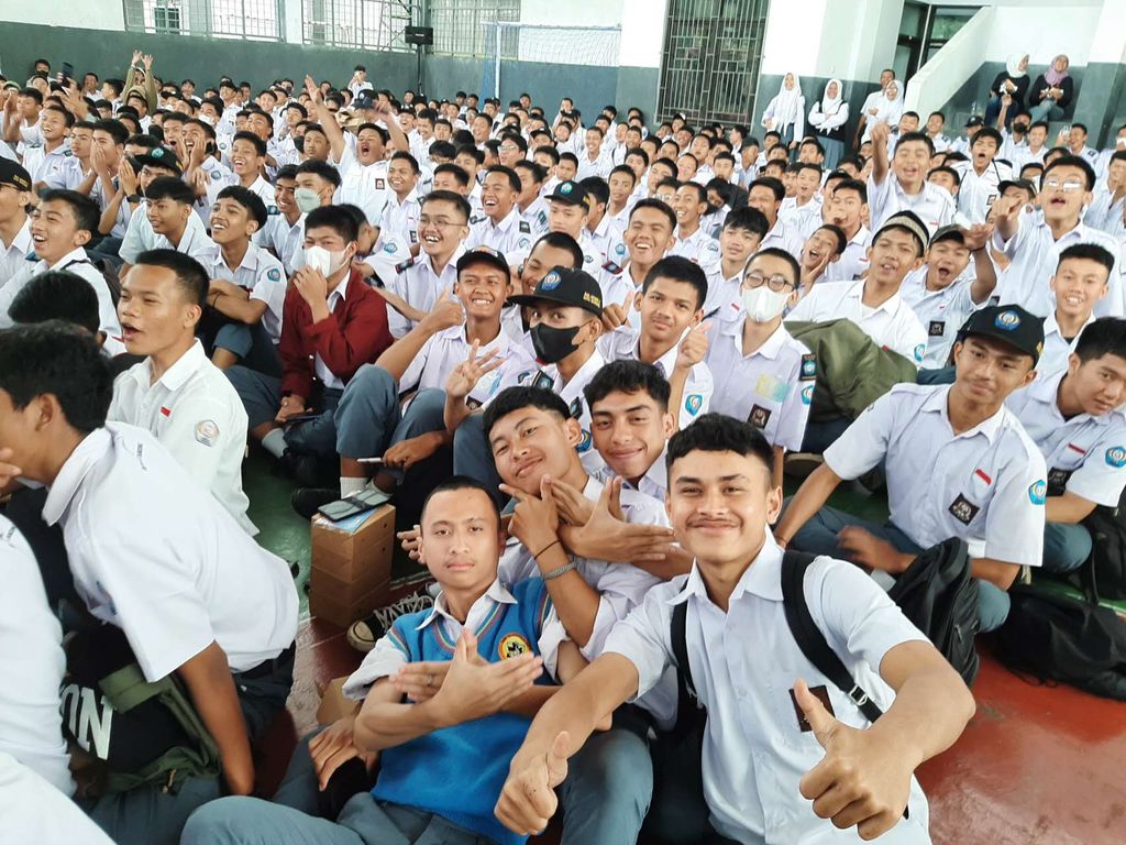 WeTV memberikan edukasi ke siswa di Bandung.