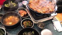 Menu yang ditawarkan oleh Yoojung Sikdang adalah masakan rumahan. Ada tumisan daging babi yang dimasak langsung, sehingga masih hangat ketika disantap. Foto: Instagram @yoojungsikdang