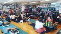 Restoran ini memiliki area makan lesehan. Pengunjung yang kebanyakan makan di sini adalah para penggemar BTS atau yang biasa disebut ARMY. Foto: Instagram @yoojungsikdang