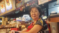 Kang Sun Ja, owner dari Yoojung Sikdang. Wanita berusia 71 tahun ini mengelola restoran tersebut bersama sang suami. Menu yang ditawarkan juga racikannya langsung. Foto: Instagram @yoojungsikdang