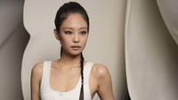 Cedera di wajah Jennie ini sempat bikin BLINK (fans) khawatir mengingat BLACKPINK akan konser di Jakarta pada akhir pekan ini. (Foto: WWD via Getty Images/Swan Gallet)