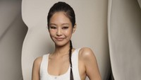 Wajah Jennie BLACKPINK memang sedang mengalami cedera. (Foto: WWD via Getty Images/Swan Gallet)